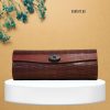 funda de gafas naranja hecha en madera