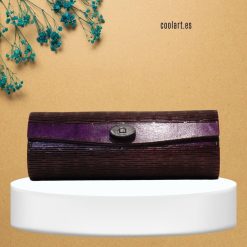 funda de gafas morada hecha en madera