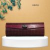 funda de gafas roja hecha en madera